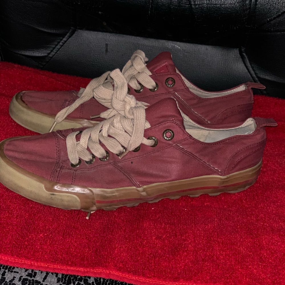 Men’s Levi’s casual shoe. Burgundy size 10.5